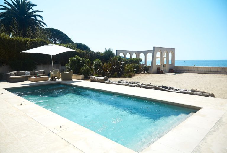 A movable floor swimming pool in La Croix Valmer