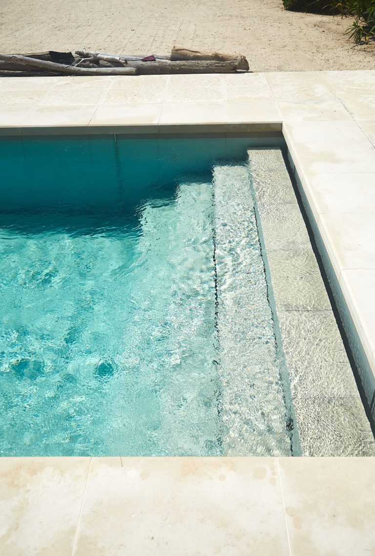 A movable floor swimming pool in La Croix Valmer