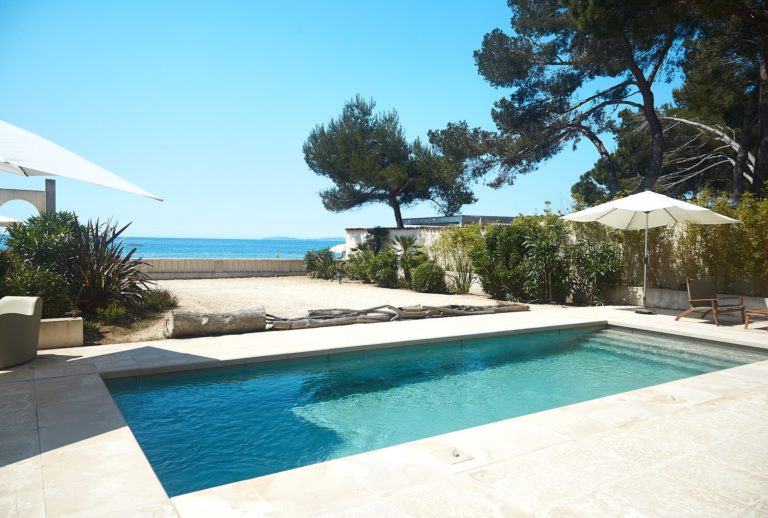 A movable floor swimming pool in La Croix Valmer