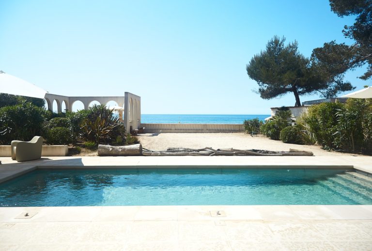 A movable floor swimming pool in La Croix Valmer