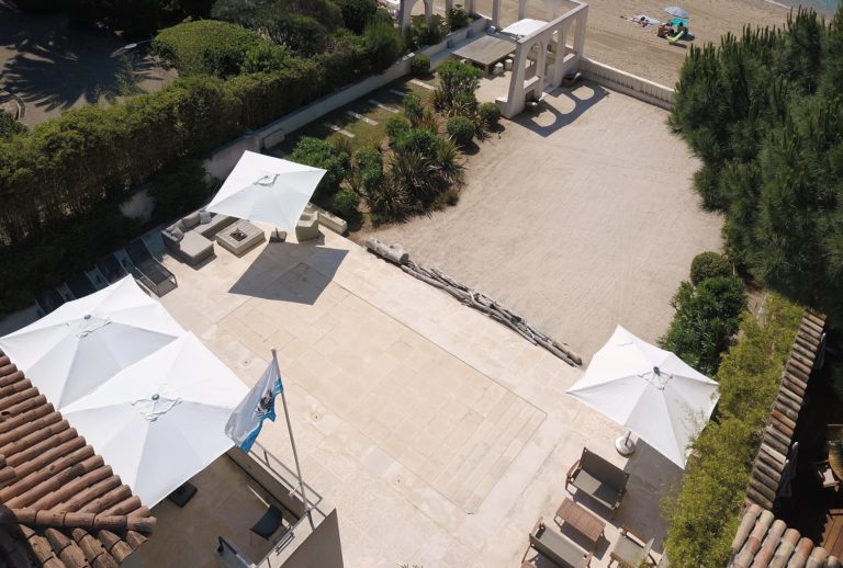 A movable floor swimming pool in La Croix Valmer